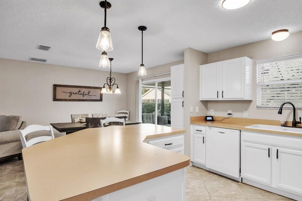 Active With Contract: $415,000 (3 beds, 2 baths, 1392 Square Feet)