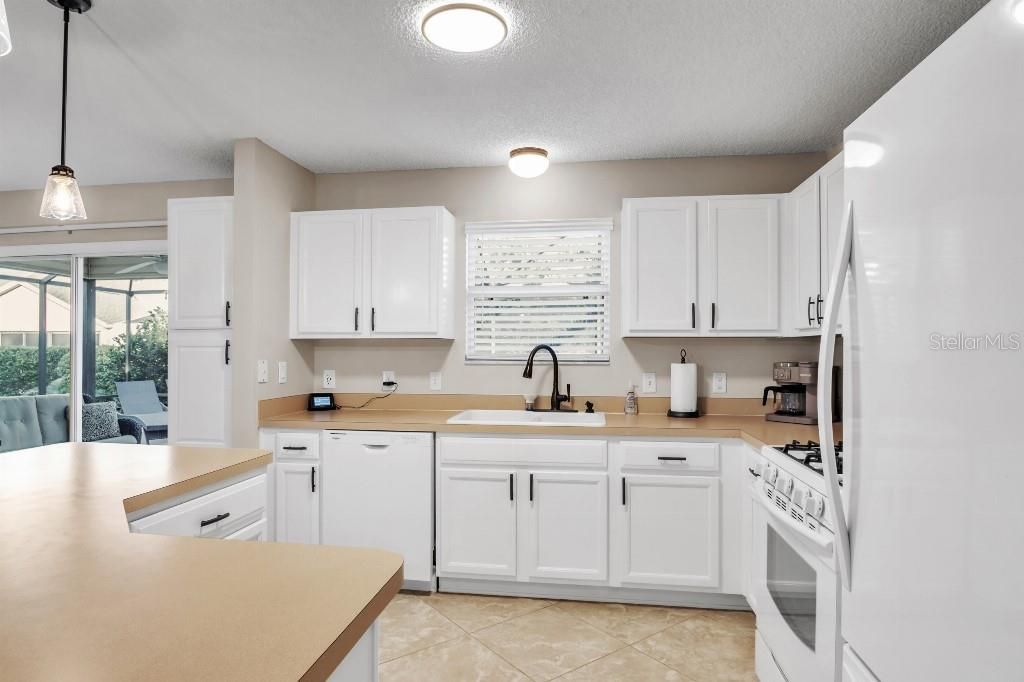 Active With Contract: $415,000 (3 beds, 2 baths, 1392 Square Feet)