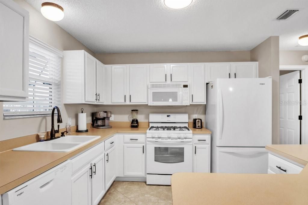 Active With Contract: $415,000 (3 beds, 2 baths, 1392 Square Feet)