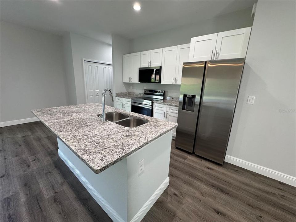 В аренду: $1,885 (4 спален, 2 ванн, 1606 Квадратных фут)