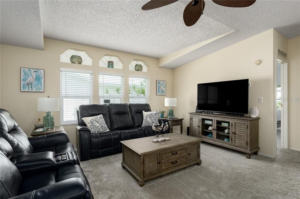 На продажу: $227,500 (2 спален, 2 ванн, 1431 Квадратных фут)