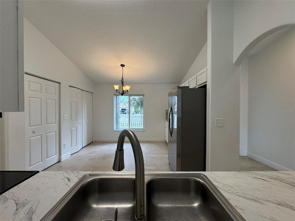 На продажу: $385,000 (4 спален, 2 ванн, 1718 Квадратных фут)