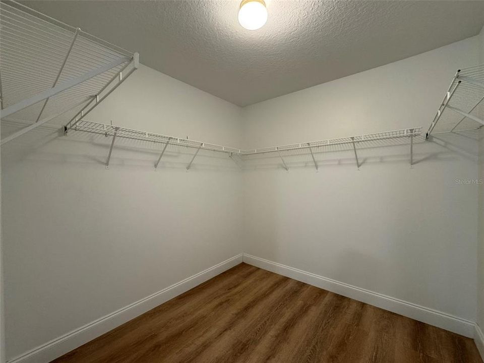 На продажу: $385,000 (4 спален, 2 ванн, 1718 Квадратных фут)