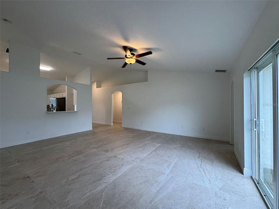 На продажу: $385,000 (4 спален, 2 ванн, 1718 Квадратных фут)