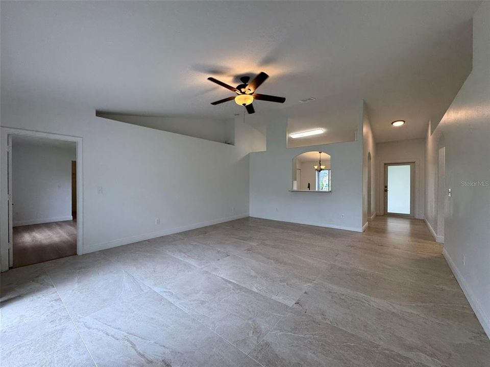 На продажу: $385,000 (4 спален, 2 ванн, 1718 Квадратных фут)