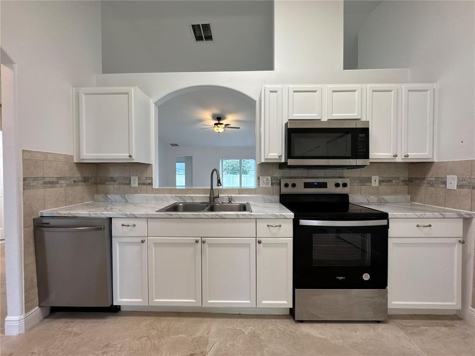 На продажу: $385,000 (4 спален, 2 ванн, 1718 Квадратных фут)