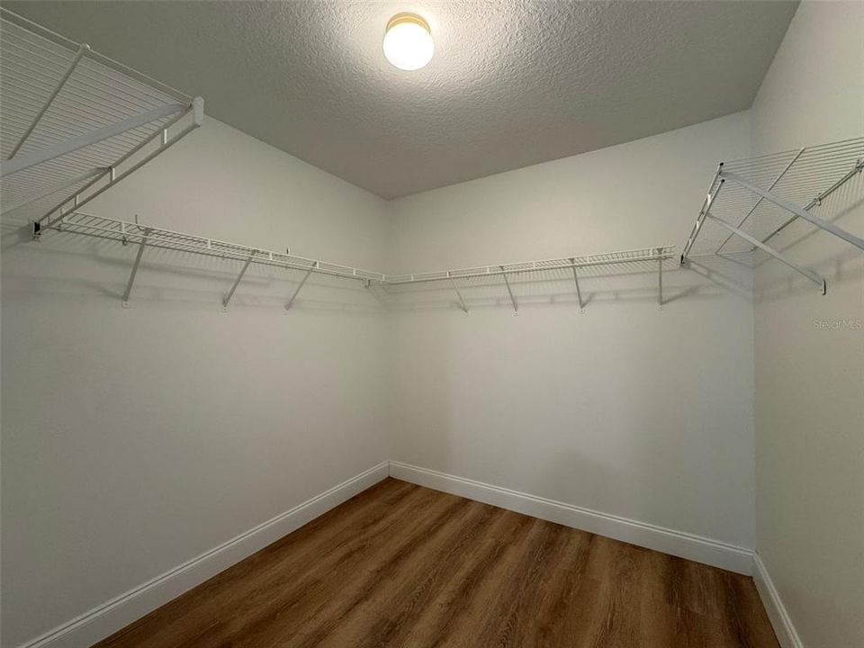 На продажу: $385,000 (4 спален, 2 ванн, 1718 Квадратных фут)