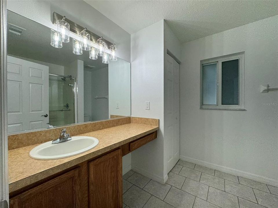 На продажу: $385,000 (4 спален, 2 ванн, 1718 Квадратных фут)