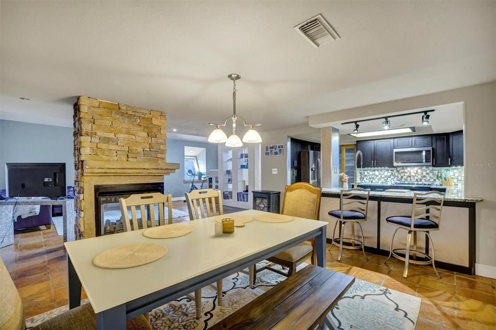 待售: $285,000 (2 贝兹, 2 浴室, 2045 平方英尺)