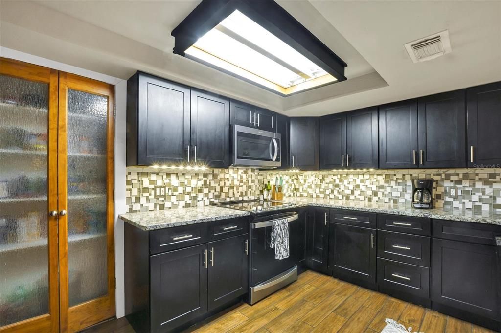 待售: $285,000 (2 贝兹, 2 浴室, 2045 平方英尺)