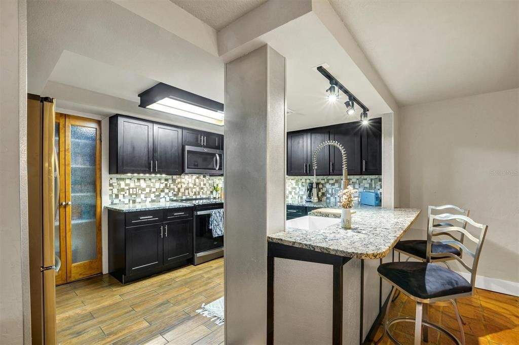 待售: $285,000 (2 贝兹, 2 浴室, 2045 平方英尺)