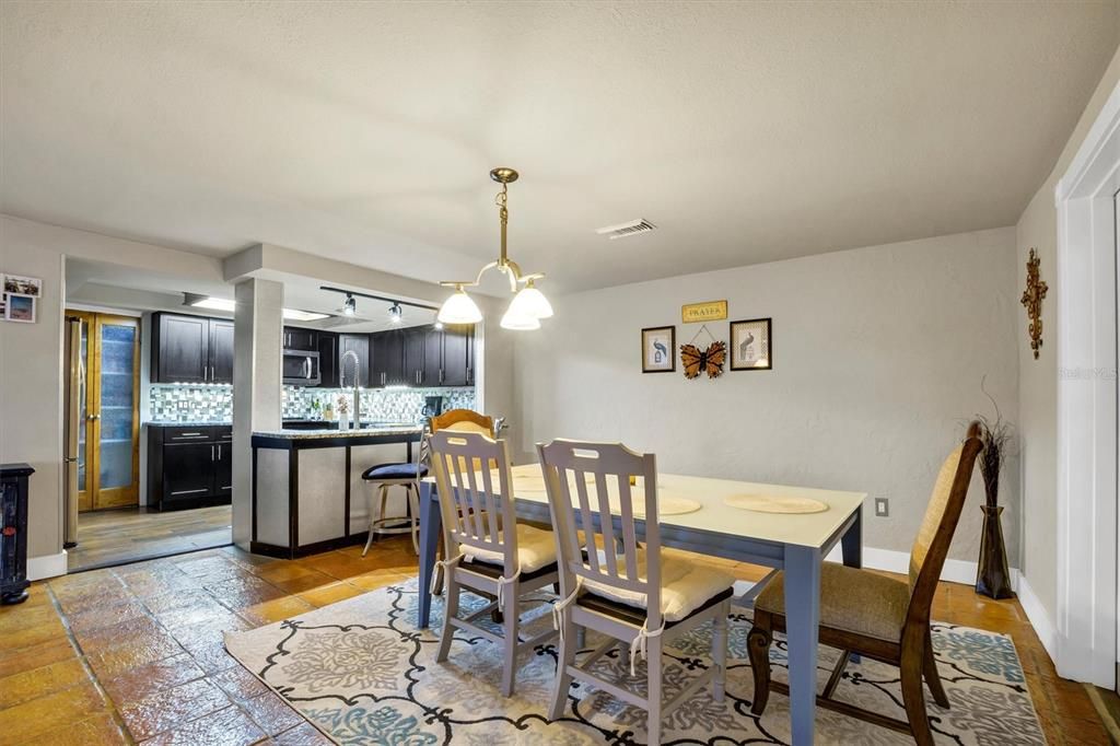 待售: $285,000 (2 贝兹, 2 浴室, 2045 平方英尺)