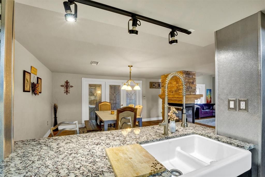 待售: $285,000 (2 贝兹, 2 浴室, 2045 平方英尺)