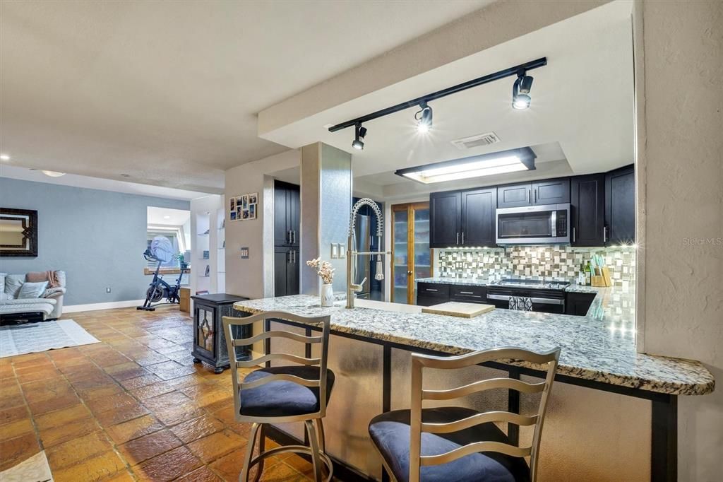 待售: $285,000 (2 贝兹, 2 浴室, 2045 平方英尺)