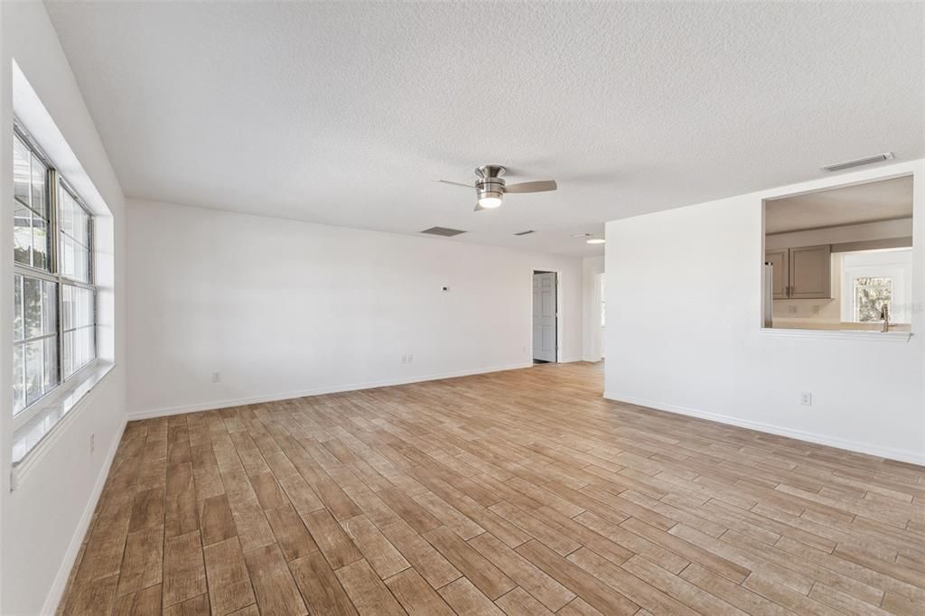 En Venta: $580,000 (4 camas, 3 baños, 2556 Pies cuadrados)