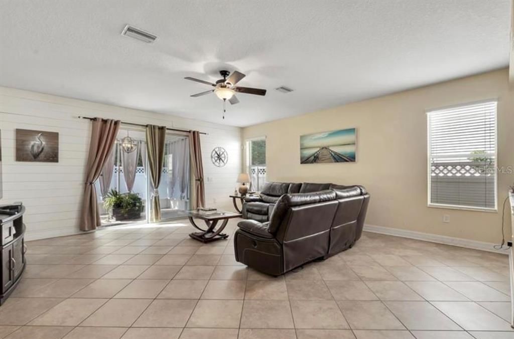 For Rent: $3,200 (4 beds, 3 baths, 2571 Square Feet)