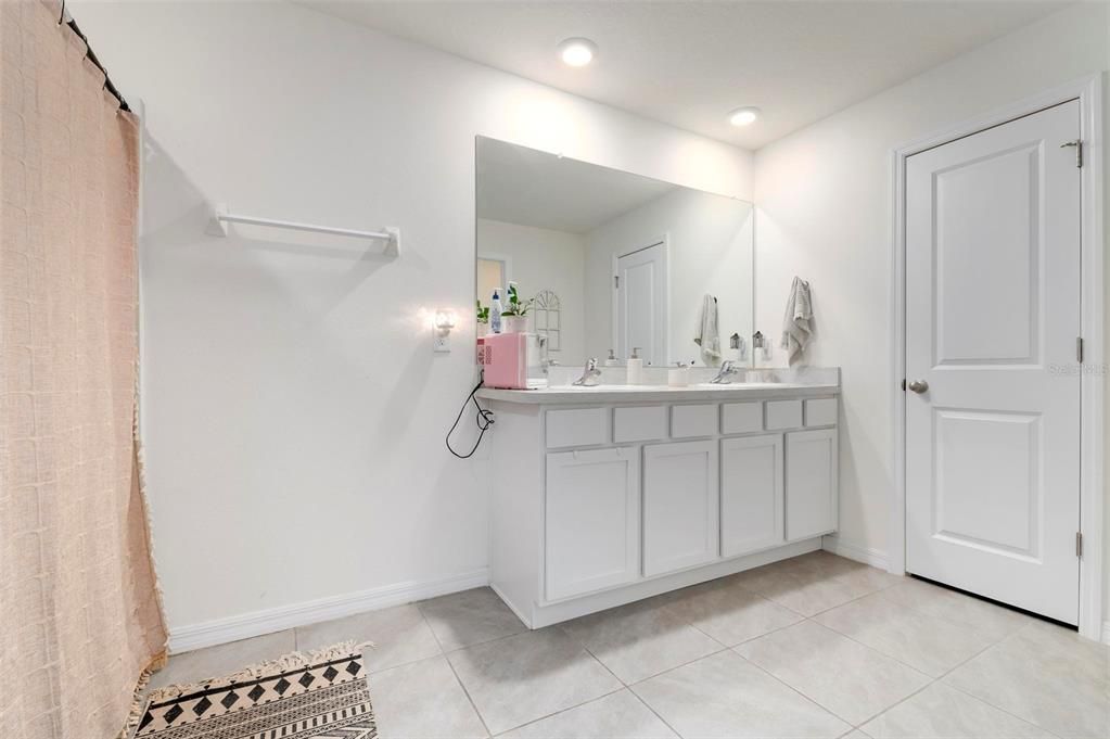 For Rent: $3,200 (4 beds, 2 baths, 2308 Square Feet)