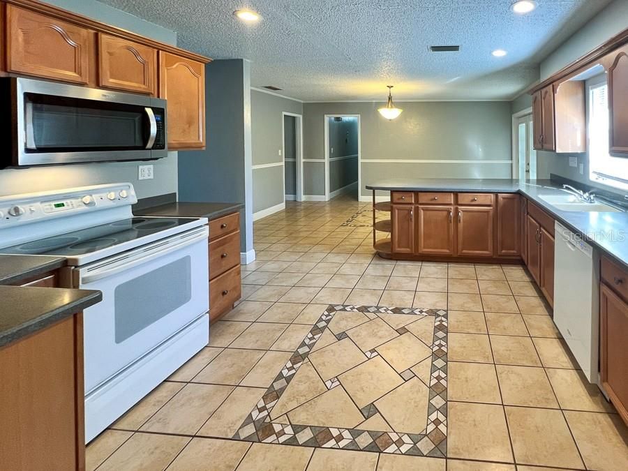 出租: $2,450 (5 贝兹, 3 浴室, 1589 平方英尺)