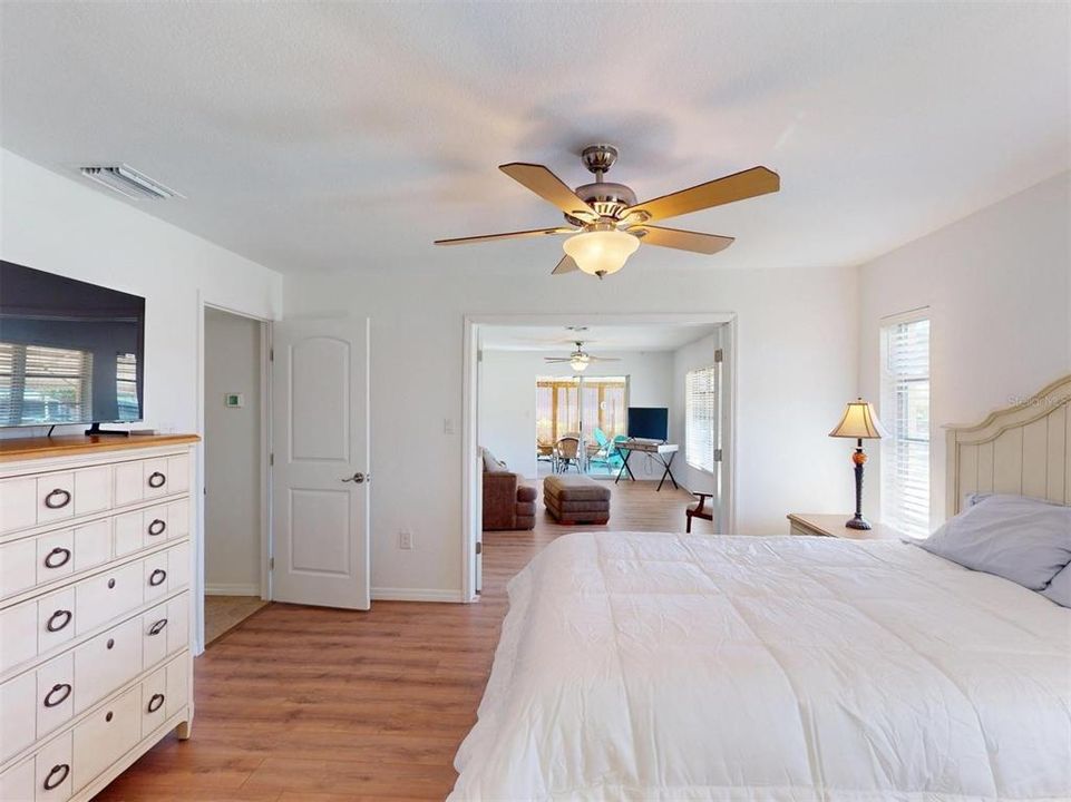 For Sale: $410,000 (2 beds, 2 baths, 1461 Square Feet)