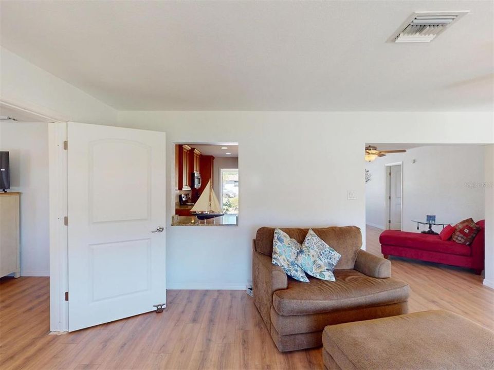 For Sale: $410,000 (2 beds, 2 baths, 1461 Square Feet)