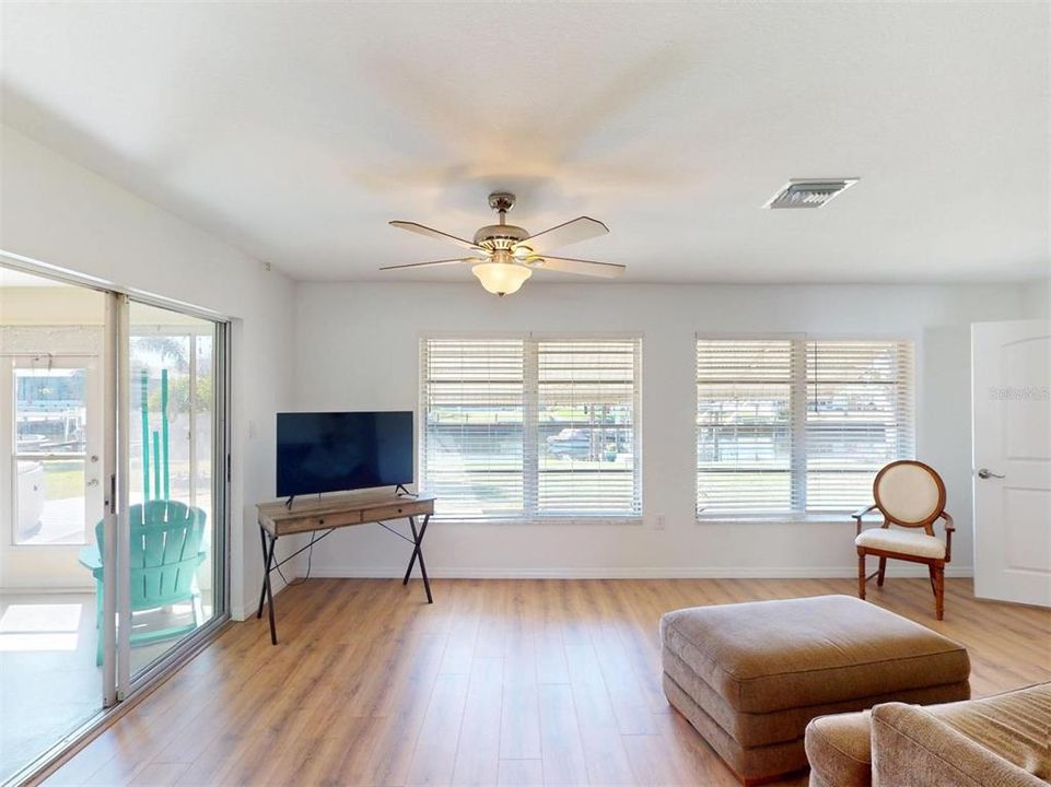 For Sale: $410,000 (2 beds, 2 baths, 1461 Square Feet)