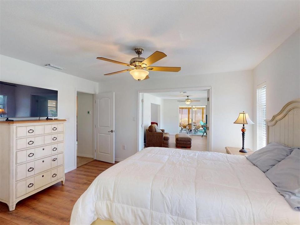 For Sale: $410,000 (2 beds, 2 baths, 1461 Square Feet)