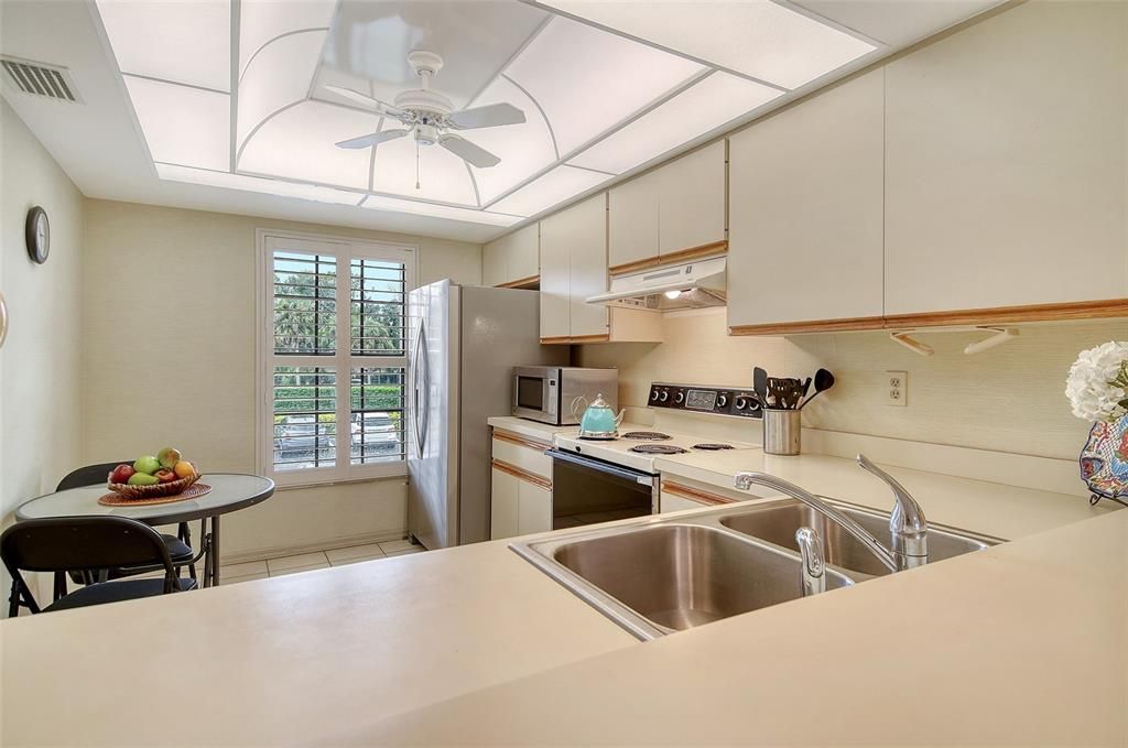 Active With Contract: $225,000 (2 beds, 2 baths, 1060 Square Feet)