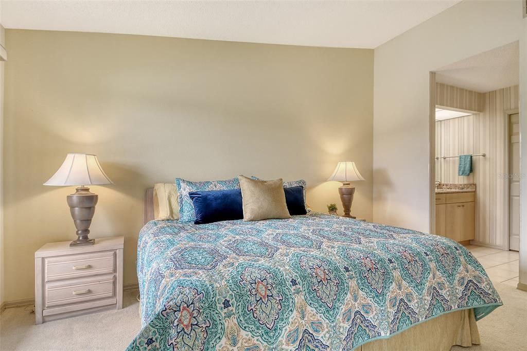 Active With Contract: $225,000 (2 beds, 2 baths, 1060 Square Feet)