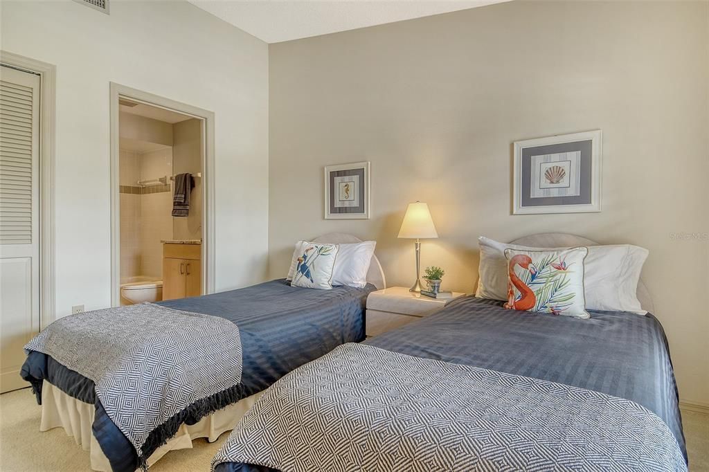 Active With Contract: $225,000 (2 beds, 2 baths, 1060 Square Feet)