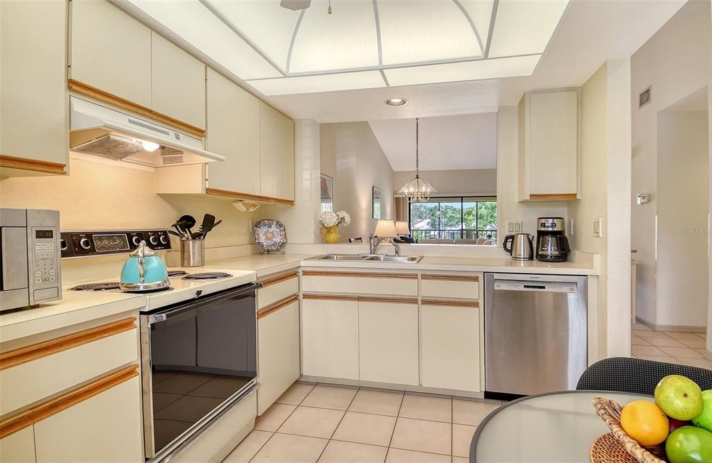 Active With Contract: $225,000 (2 beds, 2 baths, 1060 Square Feet)