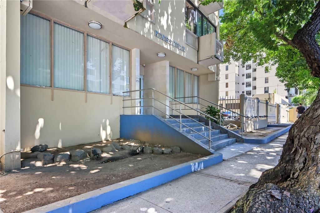 For Rent: $1,800 (0 beds, 1 baths, 300 Square Feet)