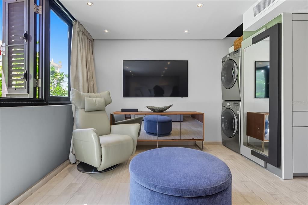 For Rent: $1,800 (0 beds, 1 baths, 300 Square Feet)