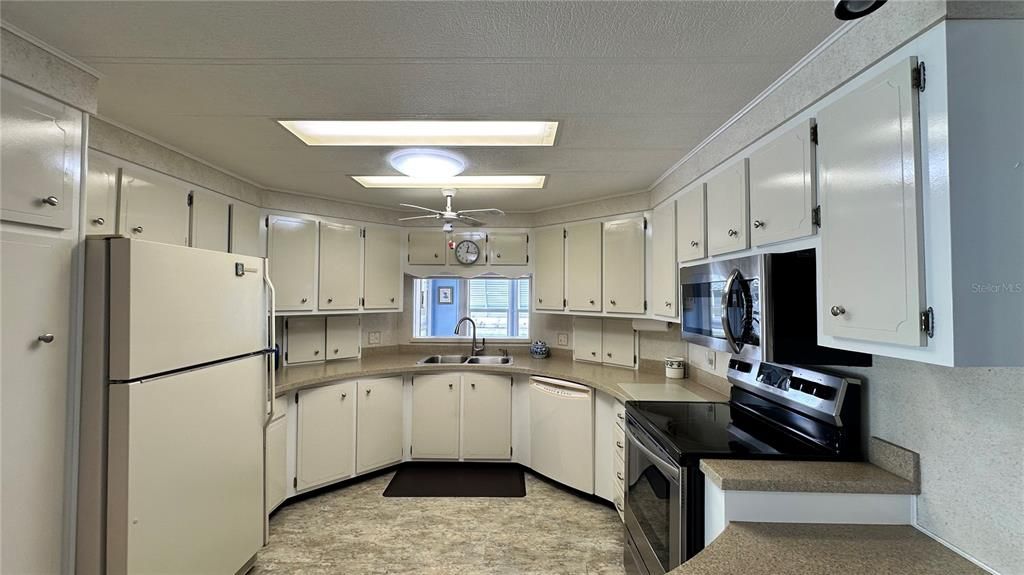 For Sale: $165,000 (2 beds, 2 baths, 1652 Square Feet)