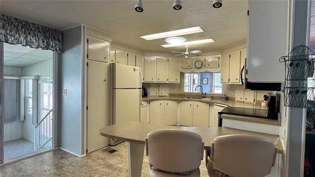 For Sale: $165,000 (2 beds, 2 baths, 1652 Square Feet)