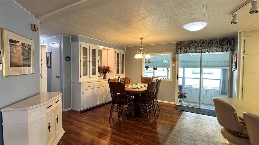 For Sale: $165,000 (2 beds, 2 baths, 1652 Square Feet)