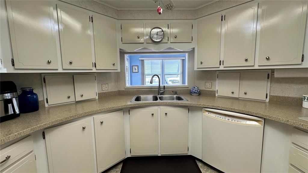 For Sale: $165,000 (2 beds, 2 baths, 1652 Square Feet)