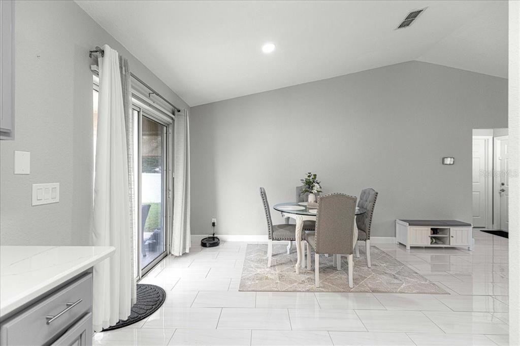 Activo con contrato: $264,000 (3 camas, 2 baños, 1441 Pies cuadrados)