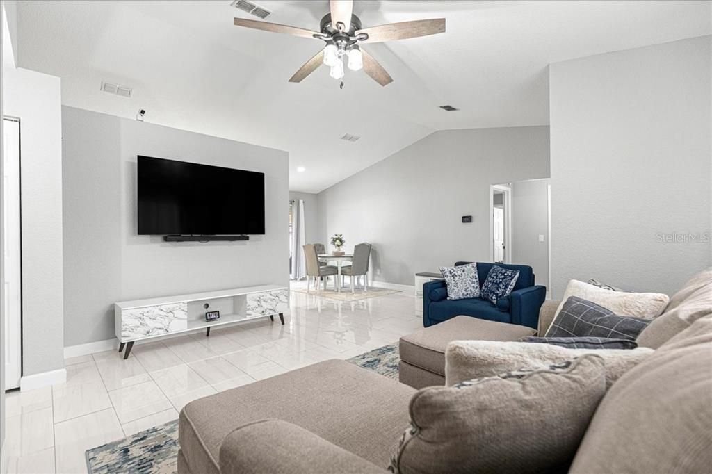 Activo con contrato: $264,000 (3 camas, 2 baños, 1441 Pies cuadrados)