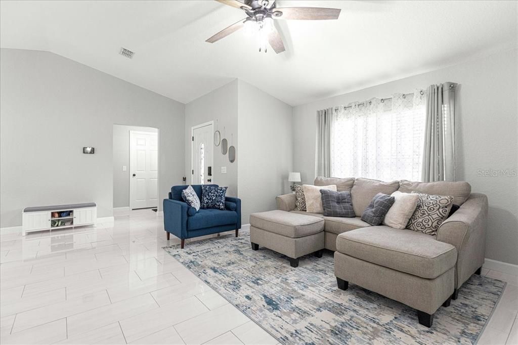 Activo con contrato: $264,000 (3 camas, 2 baños, 1441 Pies cuadrados)