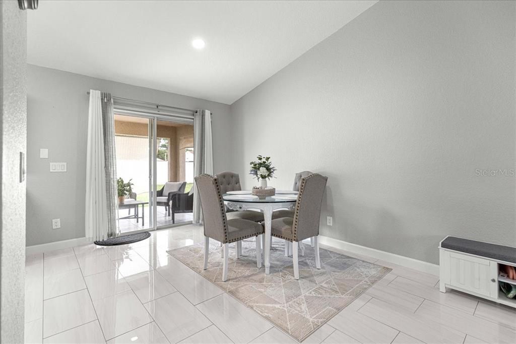 Activo con contrato: $264,000 (3 camas, 2 baños, 1441 Pies cuadrados)