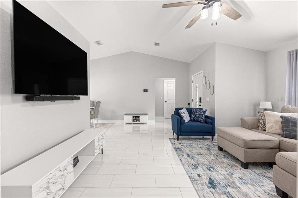 Activo con contrato: $264,000 (3 camas, 2 baños, 1441 Pies cuadrados)