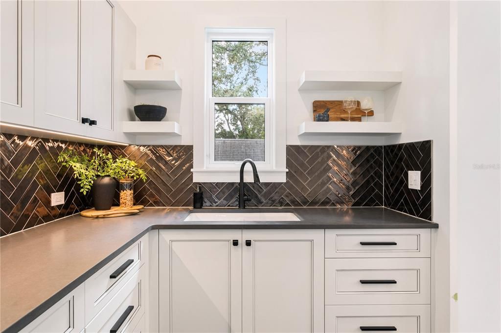 For Sale: $4,495,000 (5 beds, 6 baths, 6584 Square Feet)