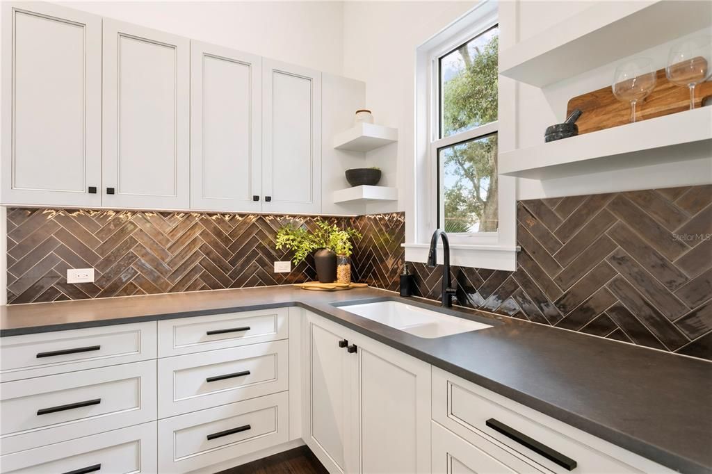 For Sale: $4,495,000 (5 beds, 6 baths, 6584 Square Feet)