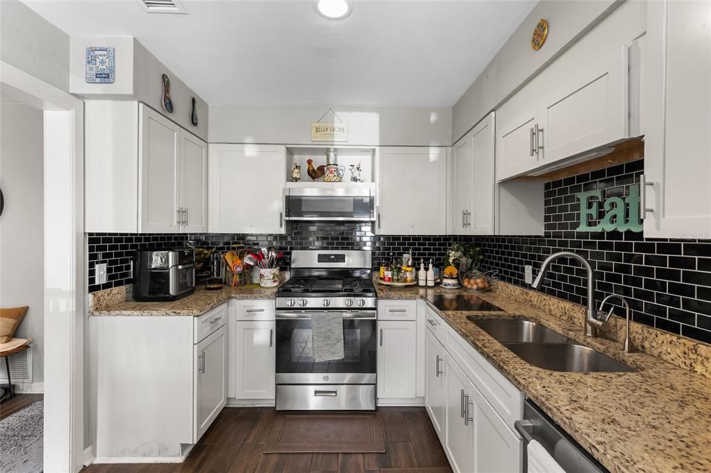 Active With Contract: $299,900 (3 beds, 3 baths, 1505 Square Feet)