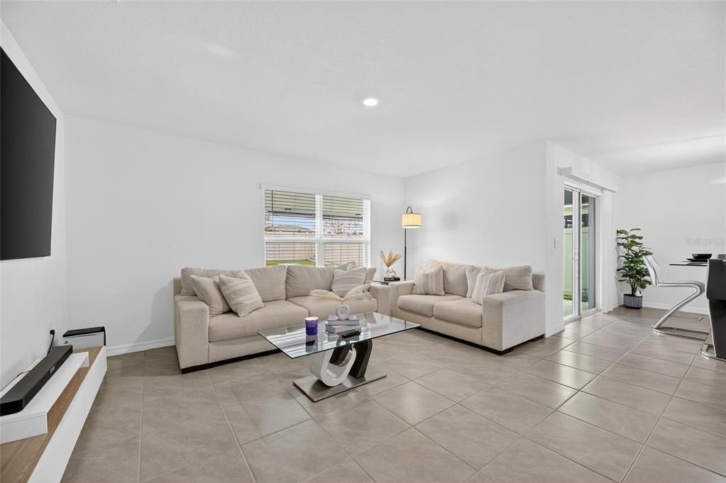 Под контрактом: $369,000 (4 спален, 2 ванн, 1846 Квадратных фут)