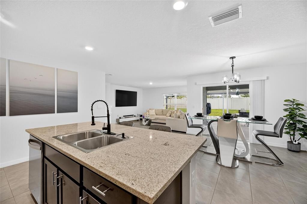 Под контрактом: $369,000 (4 спален, 2 ванн, 1846 Квадратных фут)