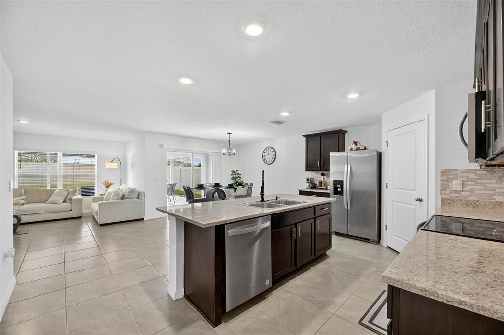 Под контрактом: $369,000 (4 спален, 2 ванн, 1846 Квадратных фут)