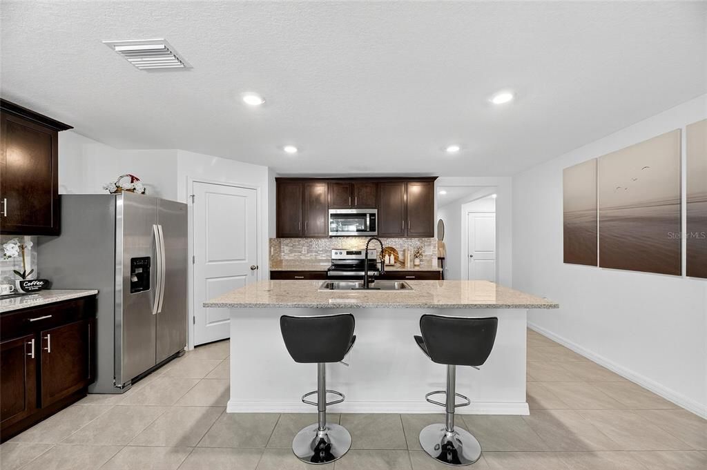 Под контрактом: $369,000 (4 спален, 2 ванн, 1846 Квадратных фут)