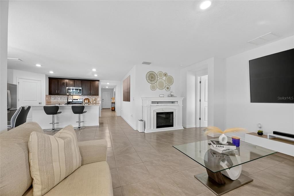 Под контрактом: $369,000 (4 спален, 2 ванн, 1846 Квадратных фут)