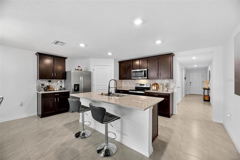 Под контрактом: $369,000 (4 спален, 2 ванн, 1846 Квадратных фут)